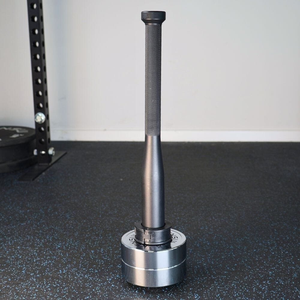 Clava nera verticale caricata con dischi in metallo lucido.