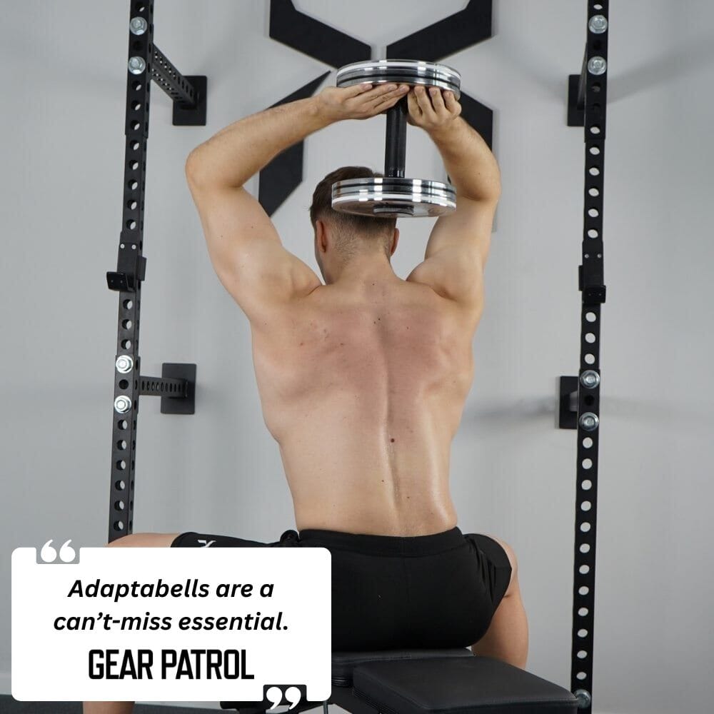 Estensione dei tricipiti sopra la testa accanto a un estratto della recensione di Gear Patrol.