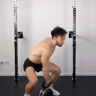 Persona che abbassa un kettlebell tra le gambe.