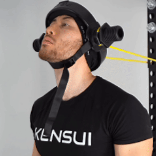 Persona che usa EZ-HELM con una banda elastica gialla.