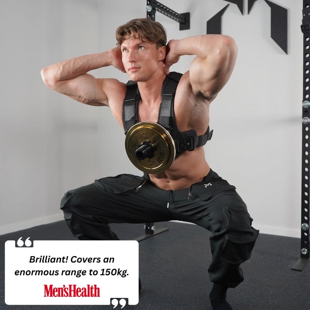 Dimostrazione di squat zavorrati accanto a un estratto della recensione di Men's Health.