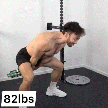 Persona che esegue uno swing con kettlebell caricato con 82 lb.